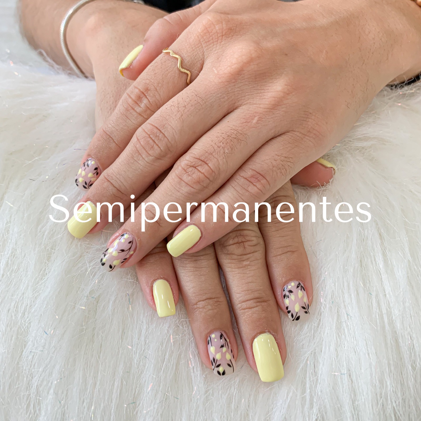 Uñas semipermanentes amarillas con diseño floral