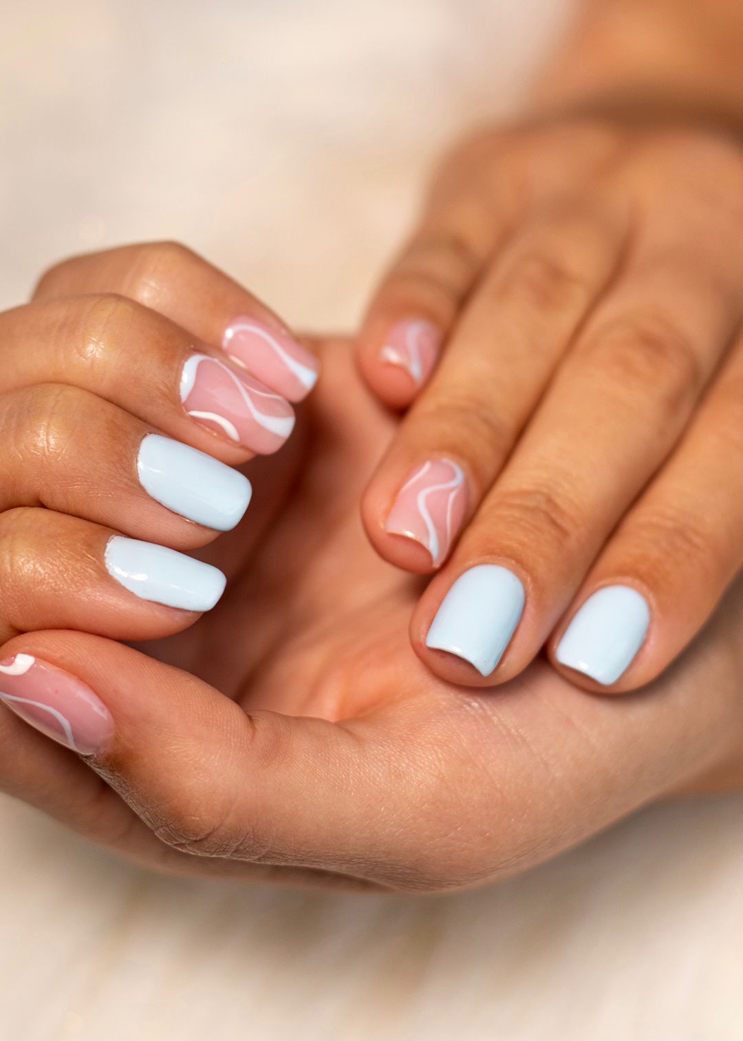 Manicura diseño azul y rosa