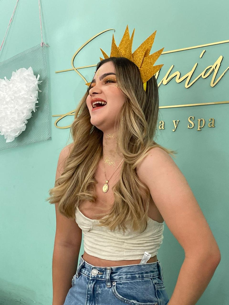 Clienta feliz con balayage en Serranía